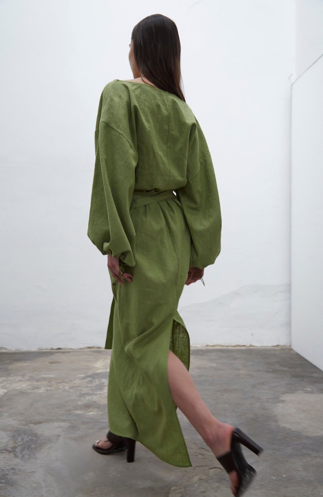 Loïe kiwi green loose-fit linen dress with adjustable side ties and puff sleeve detail, handmade in Barcelona