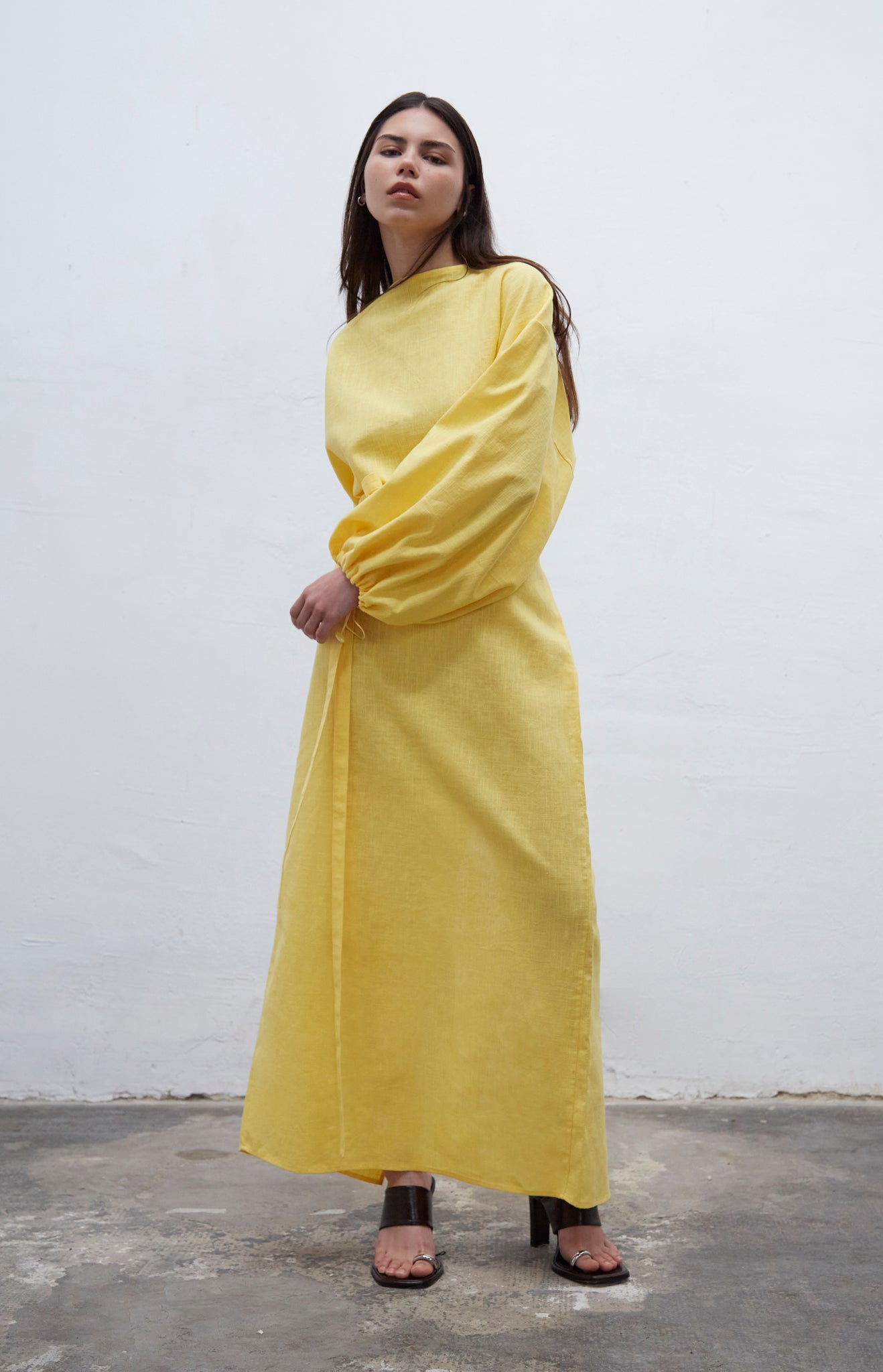 Loïe yellow loose-fit linen dress with adjustable ties and puff-effect sleeves, handmade in Barcelona