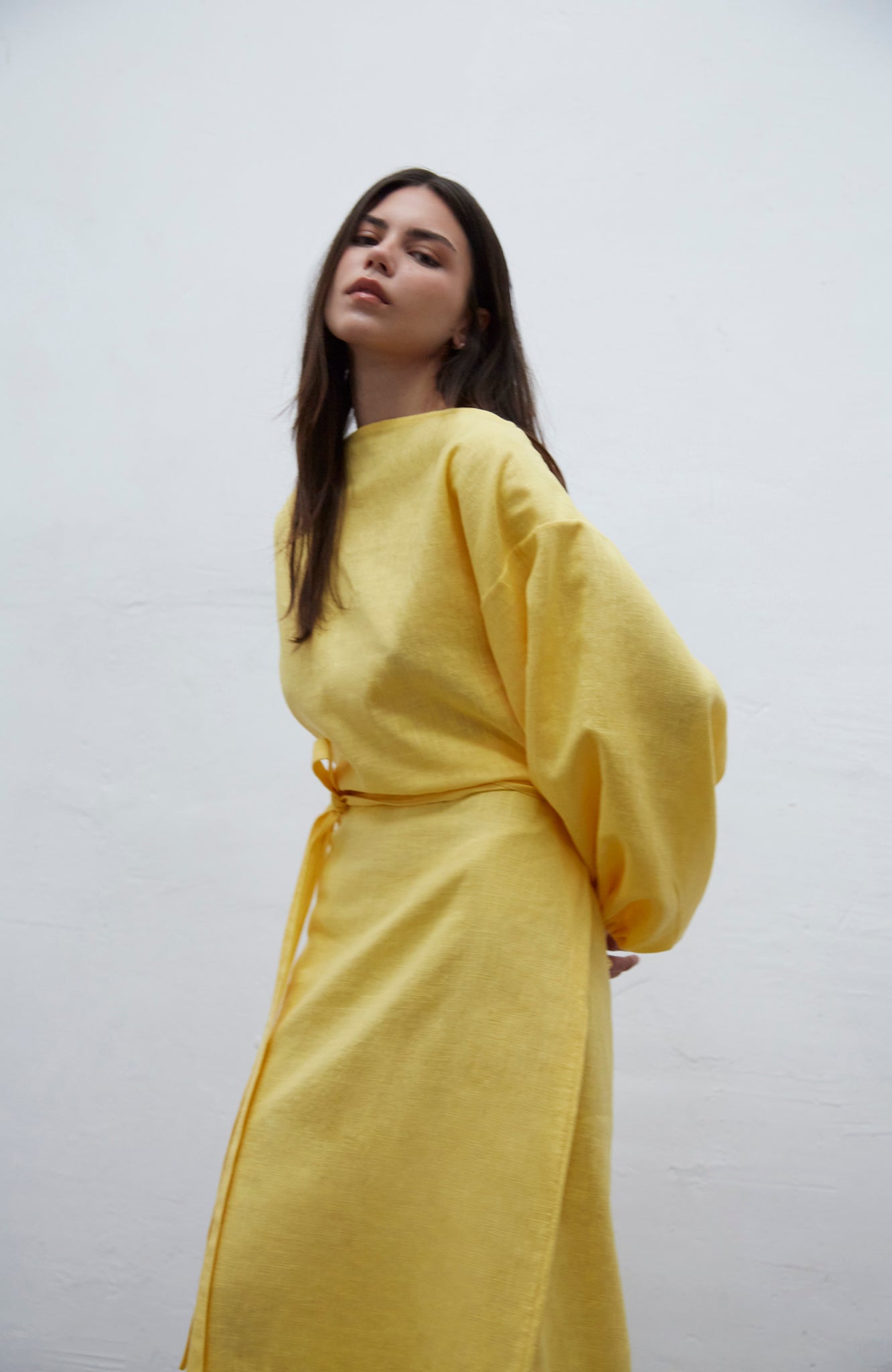 Loïe yellow loose-fit linen dress with adjustable ties and puff-effect sleeves, handmade in Barcelona
