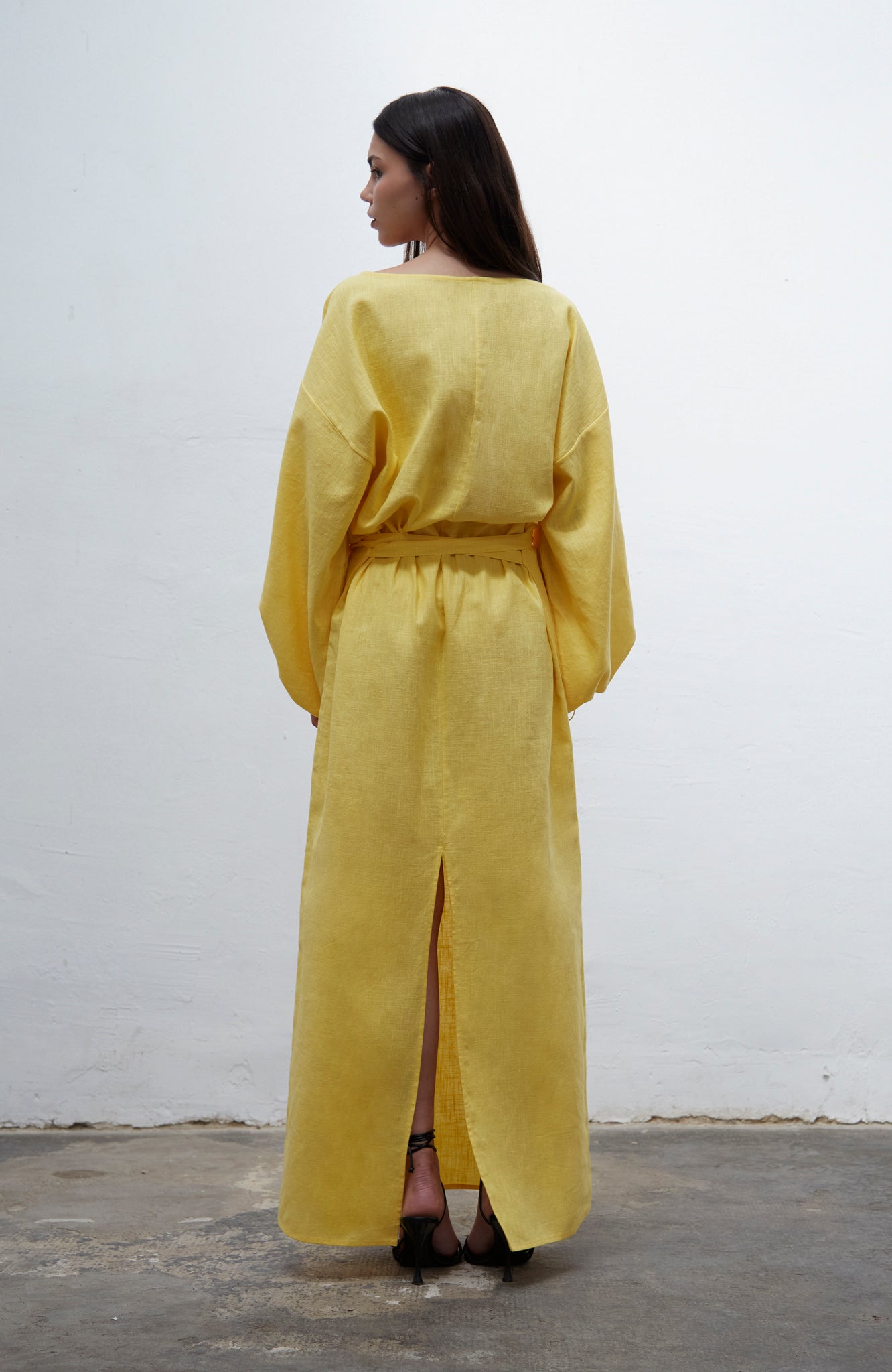 Loïe yellow loose-fit linen dress with adjustable ties and puff-effect sleeves, handmade in Barcelona
