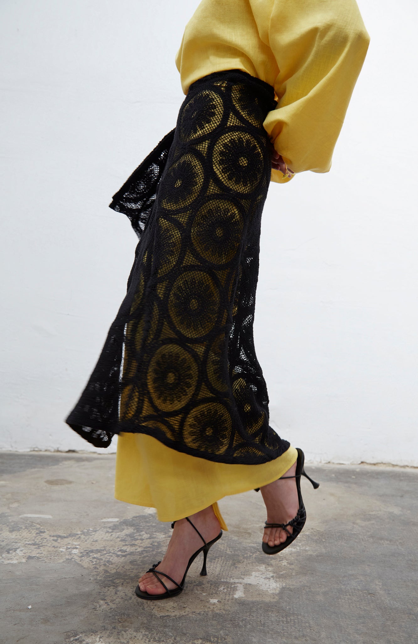 Loïe yellow loose-fit linen dress with adjustable ties and puff-effect sleeves, handmade in Barcelona