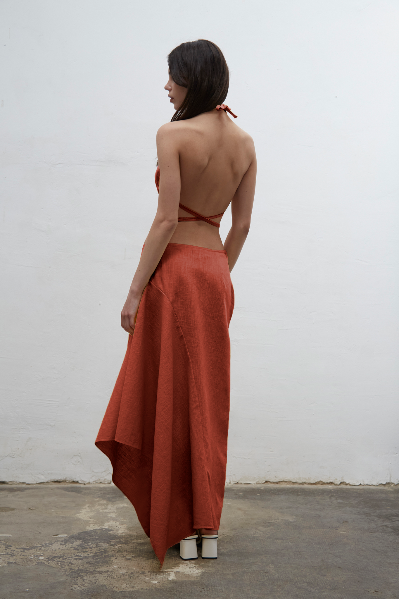 Mila terra linen mini top with adjustable ties, one-size design for sizes S to L, handmade in Barcelona