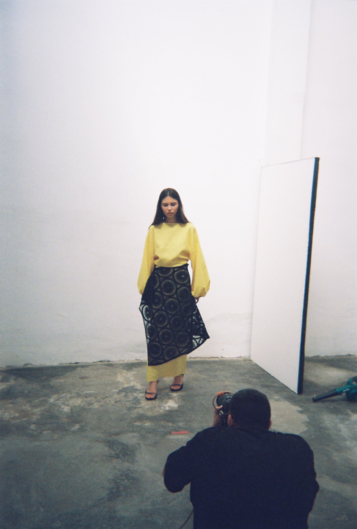 Loïe yellow loose-fit linen midi dress with adjustable ties and puff-effect sleeves, handmade in Barcelona