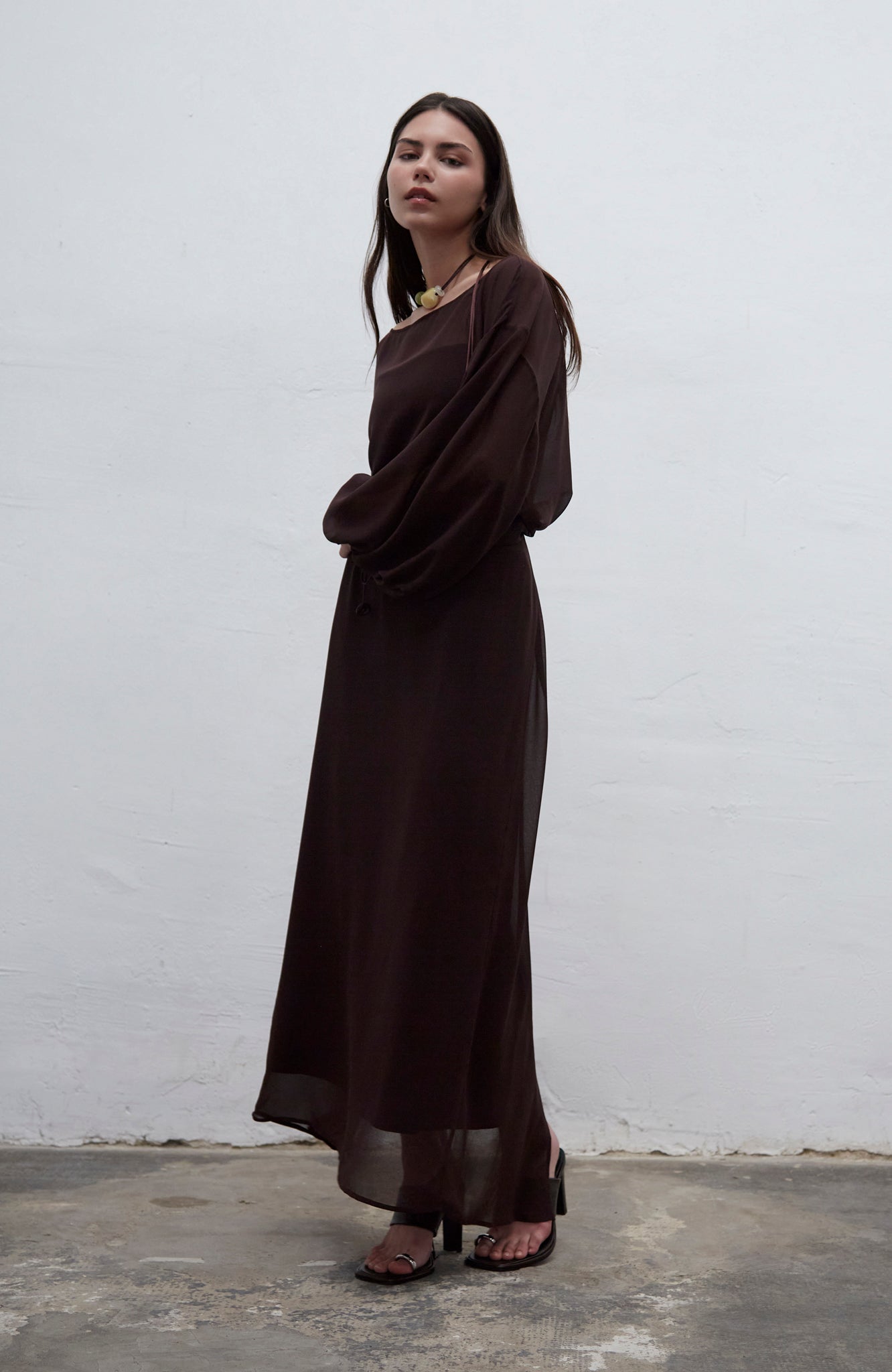 Loïe choco brown loose-fit georgette dress with adjustable side ties and puff sleeves, handmade in Barcelona
