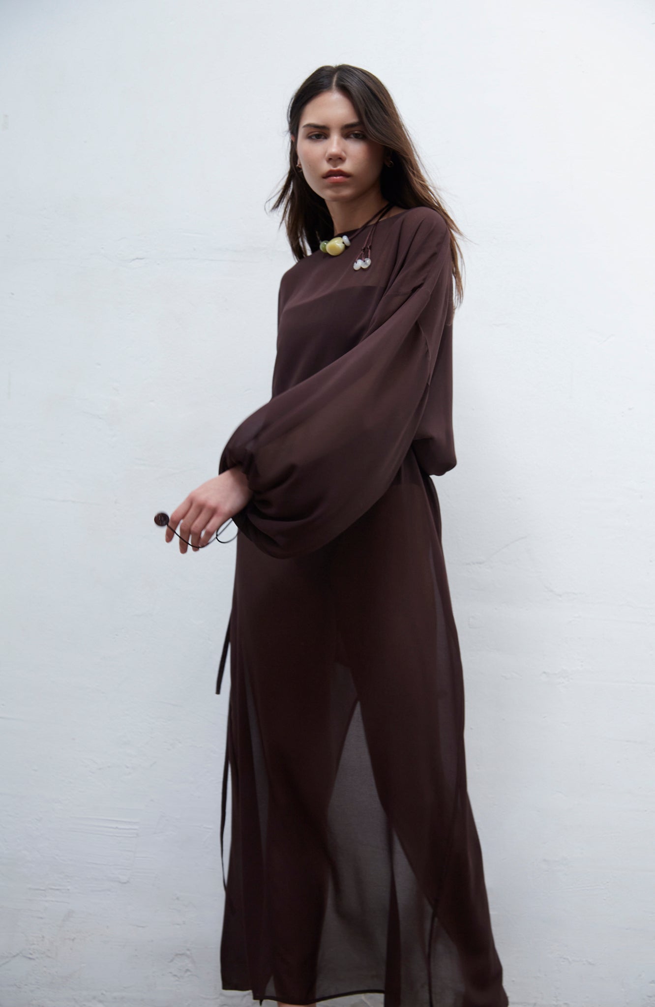 Loïe choco brown loose-fit georgette dress with adjustable side ties and puff sleeves, handmade in Barcelona