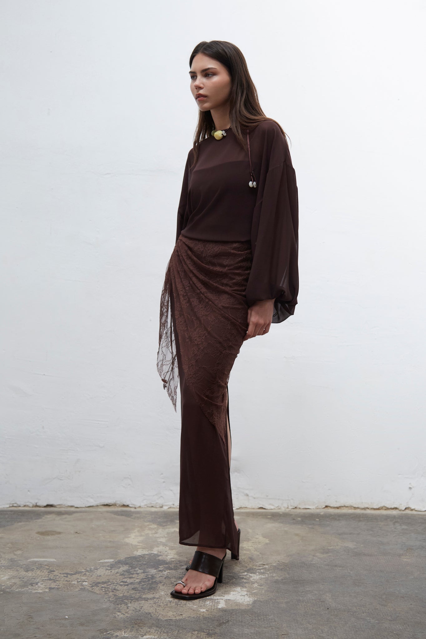 Loïe choco brown loose-fit georgette dress with adjustable side ties and puff sleeves, handmade in Barcelona