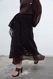Loïe choco brown loose-fit georgette dress with adjustable side ties and puff sleeves, handmade in Barcelona