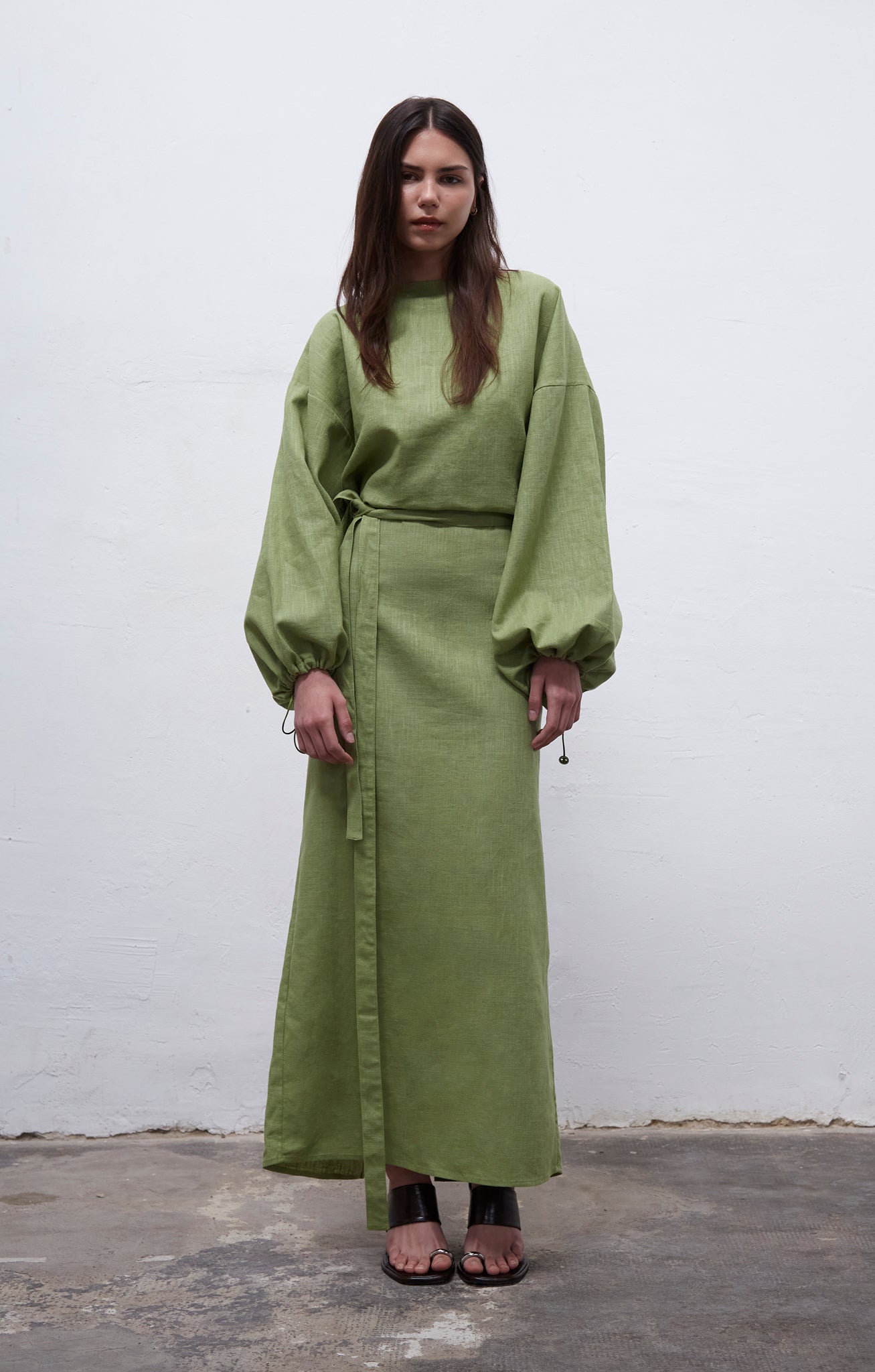 Loïe kiwi green loose-fit linen dress with adjustable side ties and puff sleeve detail, handmade in Barcelona