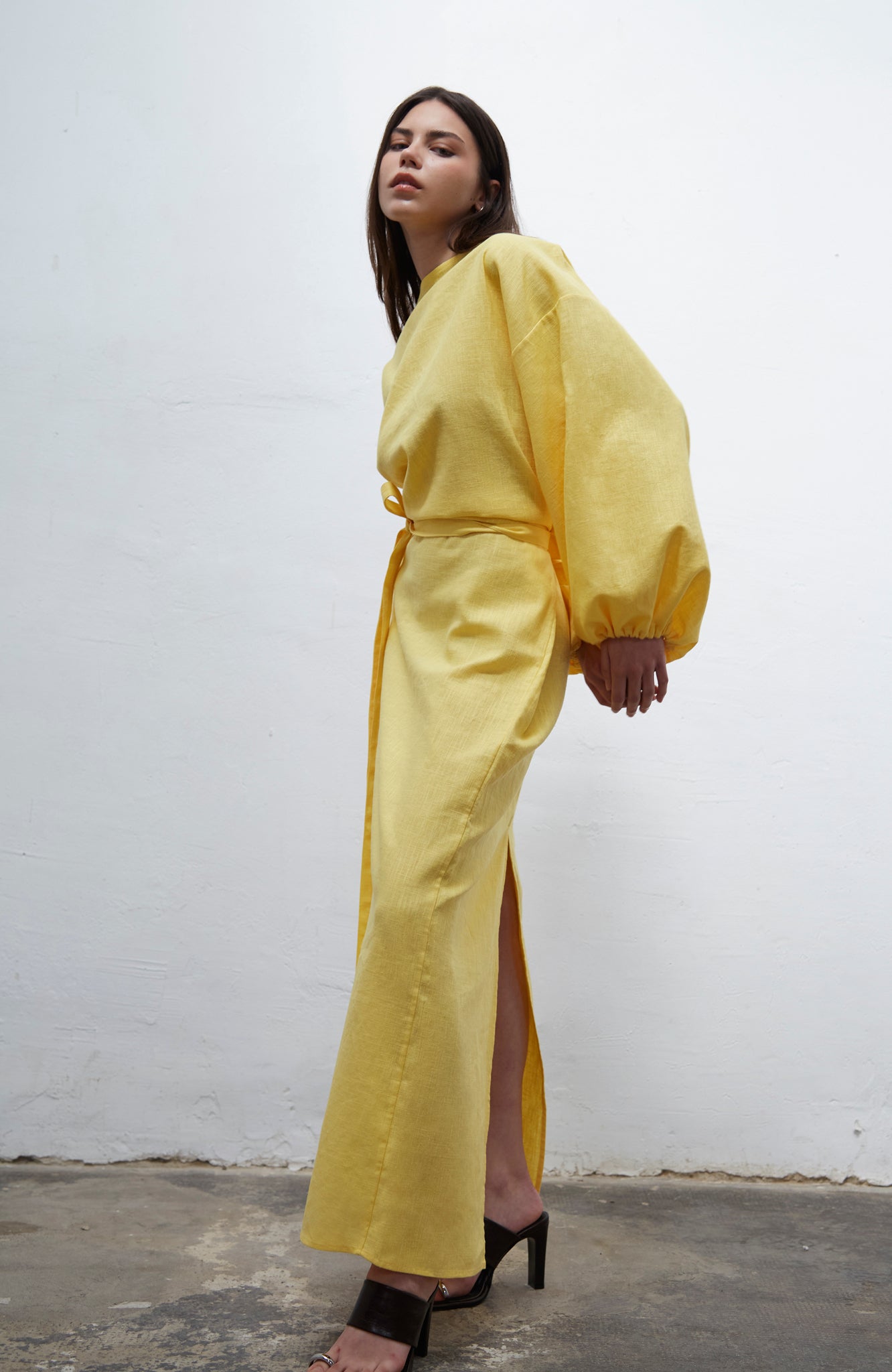 Loïe yellow loose-fit linen midi dress with adjustable ties and puff-effect sleeves, handmade in Barcelona
