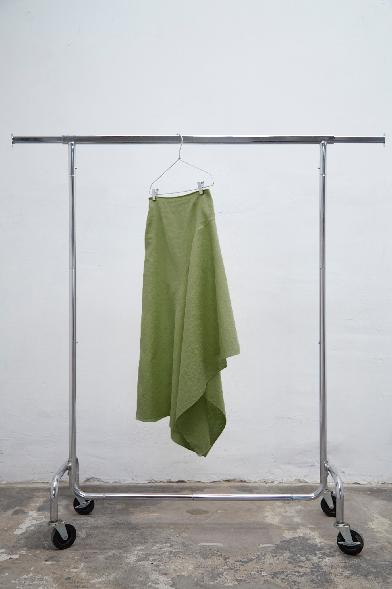Zaha kiwi asymmetric linen skirt with invisible side zipper, handmade in Barcelona