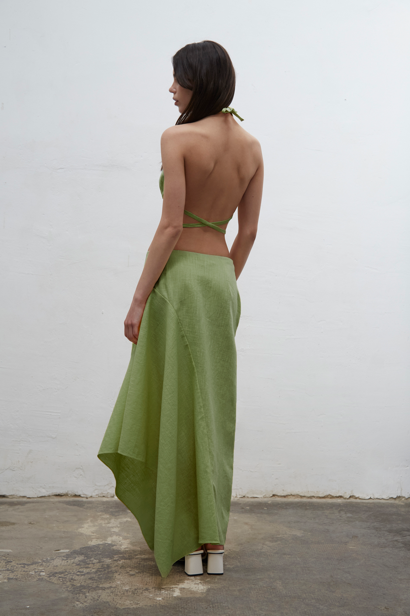 Zaha kiwi asymmmetric linen skirt with invisible side zipper, handade in Barcelona